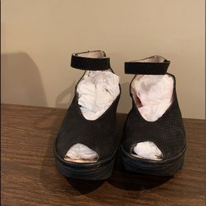 Fly London Yala perf wedge